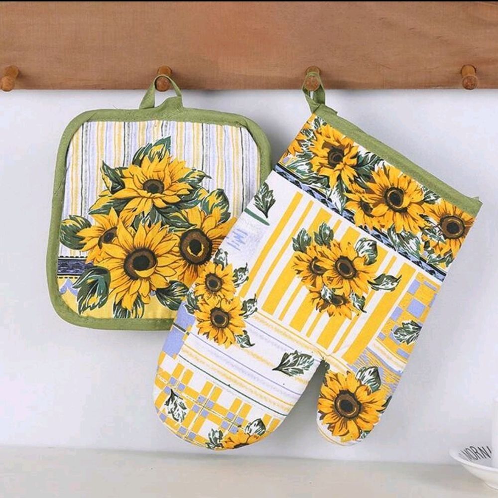 Sunflower Kitchen Linens Set in Yellow and Green NWT